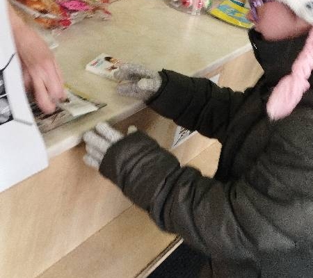 vydali nakupovat do nedaleké večerky