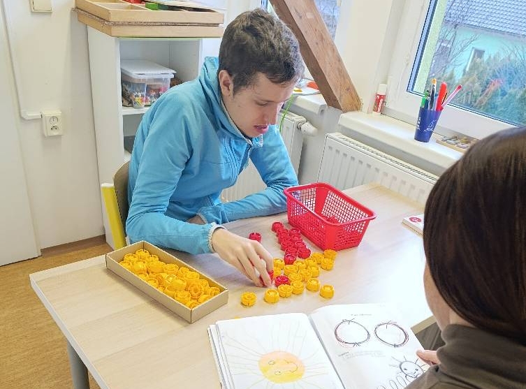 v češtině skládali slova pomocí magnet. písmen, četli jsme z čítanky, globální čtení