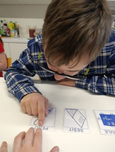 v češtině skládali slova pomocí magnet. písmen, četli jsme z čítanky, globální čtení