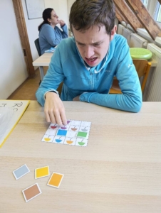 v češtině skládali slova pomocí magnet. písmen, četli jsme z čítanky, globální čtení