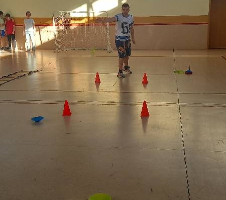 cviky hlavně na břicho, opičí dráha a fotbal