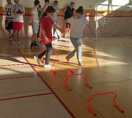 cviky hlavně na břicho, opičí dráha a fotbal