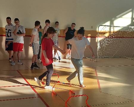 cviky hlavně na břicho, opičí dráha a fotbal