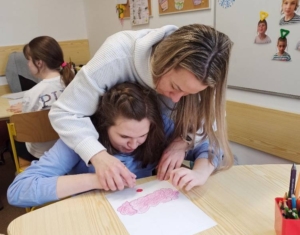 vyrobili krásně barevné klauny, procvičování grafomotoriky, čtení i matematika