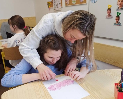 vyrobili krásně barevné klauny, procvičování grafomotoriky, čtení i matematika