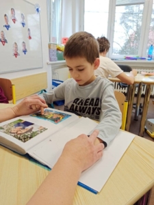 vyrobili krásně barevné klauny, procvičování grafomotoriky, čtení i matematika