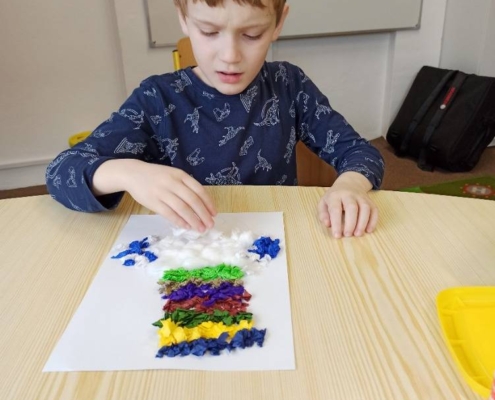 vyrobili krásně barevné klauny, procvičování grafomotoriky, čtení i matematika