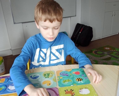 vyrobili krásně barevné klauny, procvičování grafomotoriky, čtení i matematika