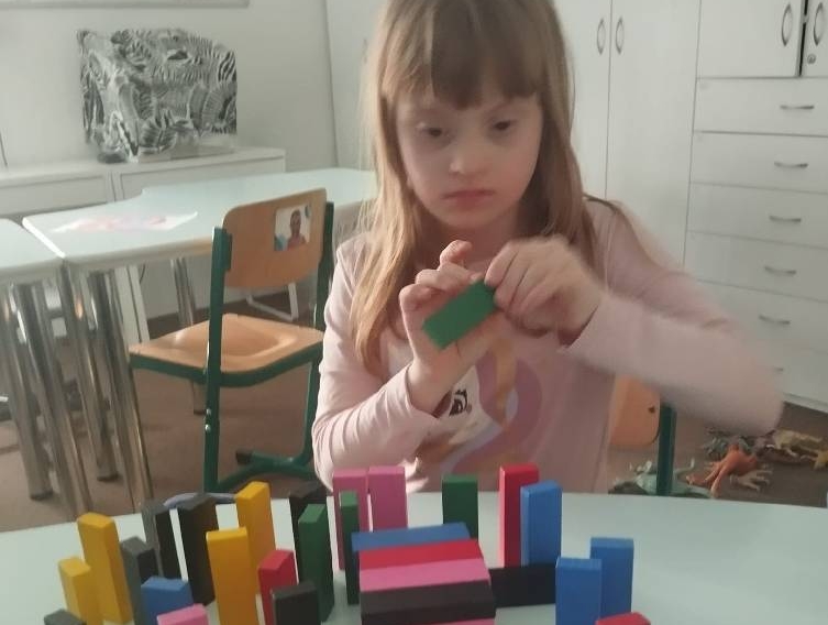 Prohlížení časopisů, kreslení obrázků, vybarvování omalovánek, povídání si s kamarády, koukání na pohádky