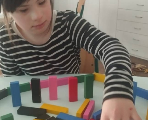 Prohlížení časopisů, kreslení obrázků, vybarvování omalovánek, povídání si s kamarády, koukání na pohádky