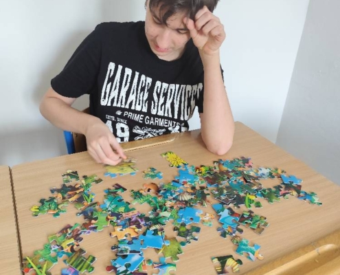 Prohlížení časopisů, kreslení obrázků, vybarvování omalovánek, povídání si s kamarády, koukání na pohádky