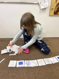 matematika, český jazyk, malování, sociální dovednosti, terapie loutkou