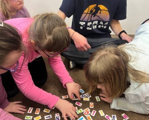 matematika, český jazyk, malování, sociální dovednosti, terapie loutkou