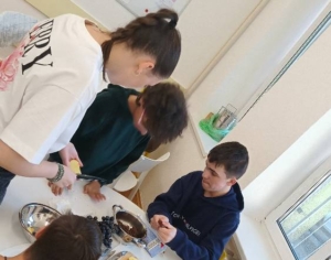 V kuchařském kroužku jsme si vyrobili misku plnou ovoce s čokoládou