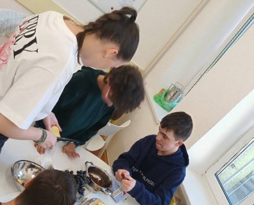 V kuchařském kroužku jsme si vyrobili misku plnou ovoce s čokoládou