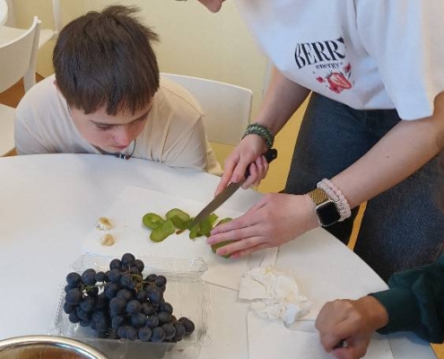 V kuchařském kroužku jsme si vyrobili misku plnou ovoce s čokoládou