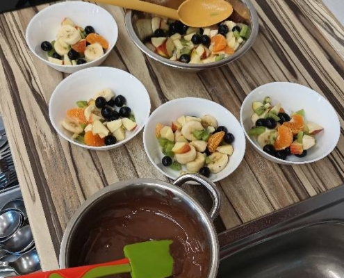 V kuchařském kroužku jsme si vyrobili misku plnou ovoce s čokoládou