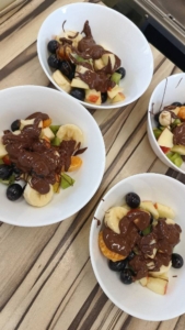 V kuchařském kroužku jsme si vyrobili misku plnou ovoce s čokoládou