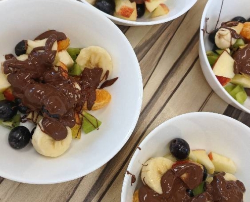 V kuchařském kroužku jsme si vyrobili misku plnou ovoce s čokoládou