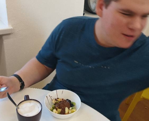 V kuchařském kroužku jsme si vyrobili misku plnou ovoce s čokoládou