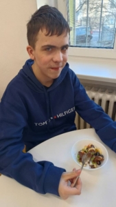 V kuchařském kroužku jsme si vyrobili misku plnou ovoce s čokoládou