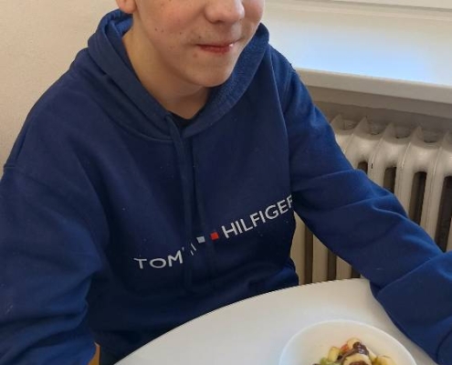 V kuchařském kroužku jsme si vyrobili misku plnou ovoce s čokoládou