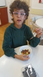 V kuchařském kroužku jsme si vyrobili misku plnou ovoce s čokoládou