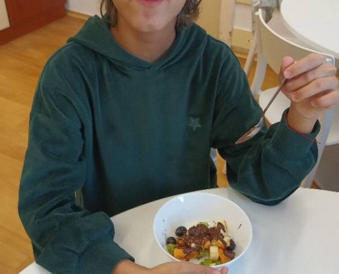 V kuchařském kroužku jsme si vyrobili misku plnou ovoce s čokoládou