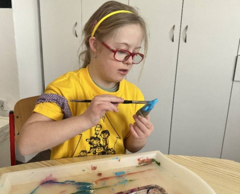 S dětmi jsme pomocí barev malovali na keramické kytičky