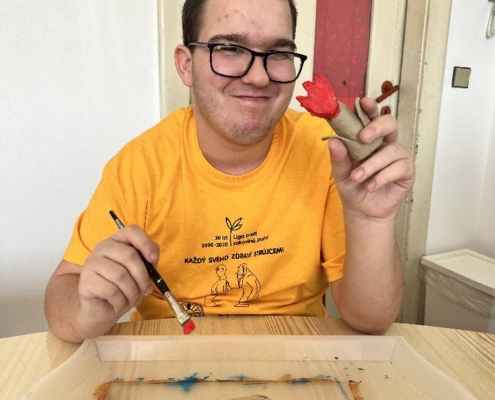 S dětmi jsme pomocí barev malovali na keramické kytičky