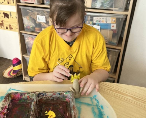 S dětmi jsme pomocí barev malovali na keramické kytičky