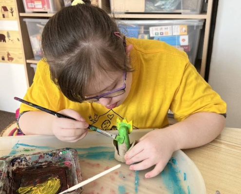 S dětmi jsme pomocí barev malovali na keramické kytičky