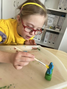 S dětmi jsme pomocí barev malovali na keramické kytičky