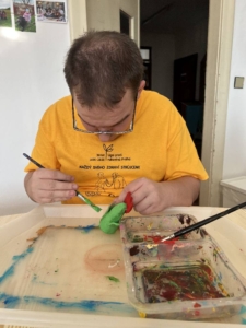 S dětmi jsme pomocí barev malovali na keramické kytičky