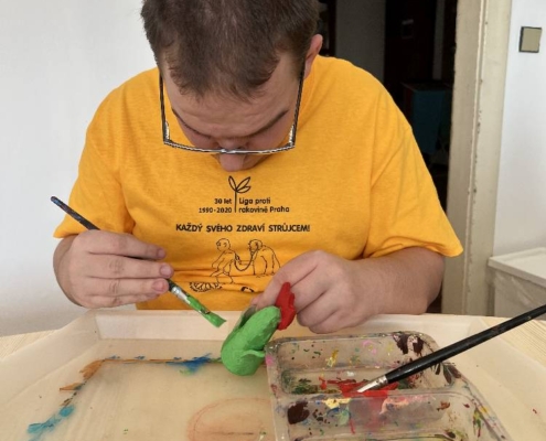 S dětmi jsme pomocí barev malovali na keramické kytičky