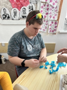Žáci pracovali s krepovým papírem, lepidlem, papírovými ruličkami