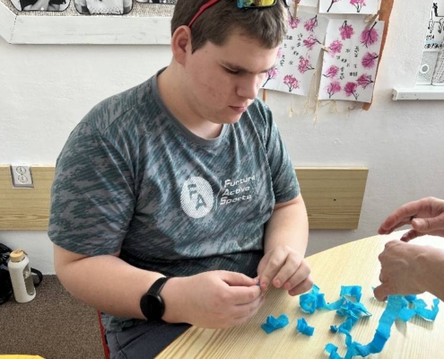 Žáci pracovali s krepovým papírem, lepidlem, papírovými ruličkami