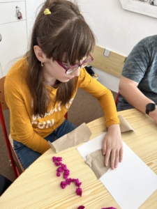 Žáci pracovali s krepovým papírem, lepidlem, papírovými ruličkami
