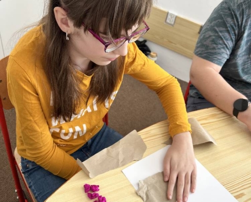 Žáci pracovali s krepovým papírem, lepidlem, papírovými ruličkami