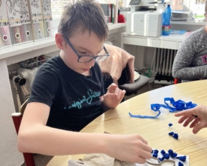 Žáci pracovali s krepovým papírem, lepidlem, papírovými ruličkami