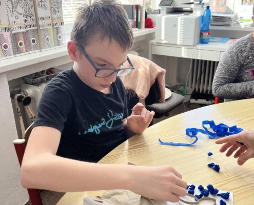 Žáci pracovali s krepovým papírem, lepidlem, papírovými ruličkami