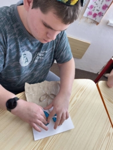 Žáci pracovali s krepovým papírem, lepidlem, papírovými ruličkami