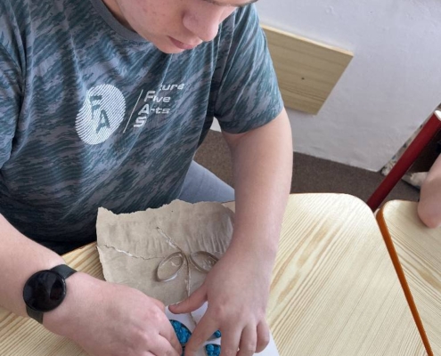 Žáci pracovali s krepovým papírem, lepidlem, papírovými ruličkami