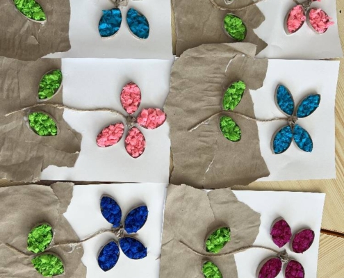 Žáci pracovali s krepovým papírem, lepidlem, papírovými ruličkami