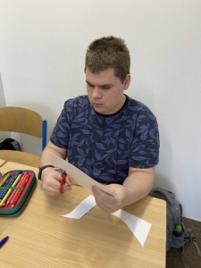 Dnes si děti vyrobily ovečku z papíru