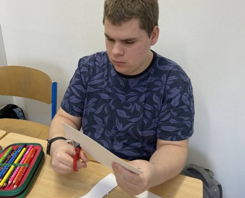 Dnes si děti vyrobily ovečku z papíru