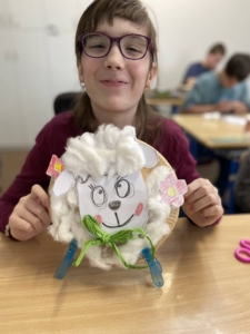 Dnes si děti vyrobily ovečku z papíru