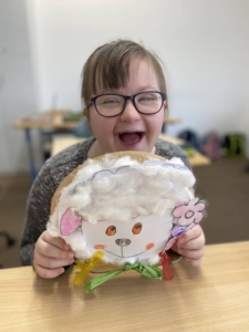 Dnes si děti vyrobily ovečku z papíru