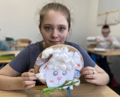 Dnes si děti vyrobily ovečku z papíru
