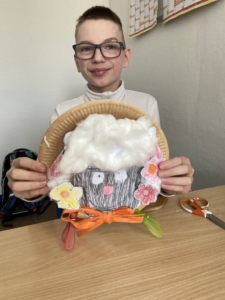 Dnes si děti vyrobily ovečku z papíru